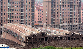 В Шанхае рухнувший дом остался целым В Шанхае рухнувший дом остался целым