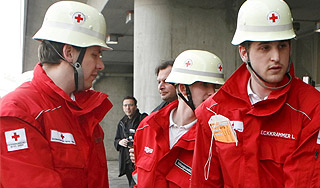 На авторалли болид протаранил зрителей На авторалли болид протаранил зрителей