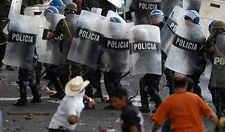 На улицах Гондураса идут бои с полицией На улицах Гондураса идут бои с полицией