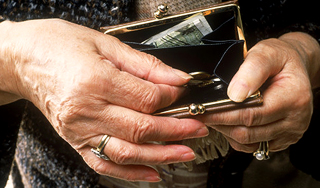 Пенсии в Латвии сокращают на 70% Пенсии в Латвии сокращают на 70%