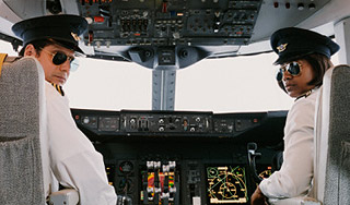 Пассажир устроил стриптиз на борту самолета Пассажир устроил стриптиз на борту самолета