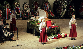 В Москве прощаются с Людмилой Зыкиной В Москве прощаются с Людмилой Зыкиной