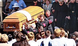 Проститься с Зыкиной пришли тысячи людей Проститься с Зыкиной пришли тысячи людей