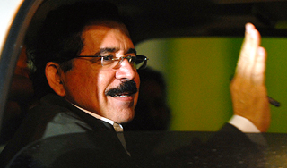 Мануэль Селайя едет за помощью в США Мануэль Селайя едет за помощью в США