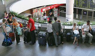 Должники смогут расплатиться в аэропорту Должники смогут расплатиться в аэропорту