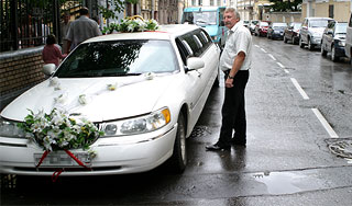 Volkswagen протаранил свадьбу в Москве Volkswagen протаранил свадьбу в Москве