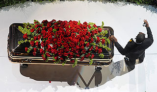 В чем Майкла Джексона положили в гроб В чем Майкла Джексона положили в гроб