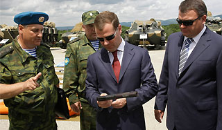 Медведев опробовал оружие военных Медведев опробовал оружие военных