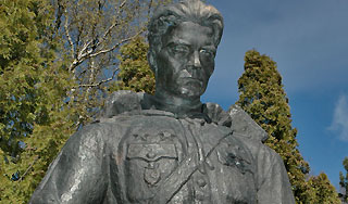 В Эстонии требуют убрать советский памятник В Эстонии требуют убрать советский памятник