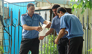 В Ингушетии обстреляли дом бойца ОМОН В Ингушетии обстреляли дом бойца ОМОН