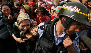 Полиция КНР открыла огонь на поражение Полиция КНР открыла огонь на поражение