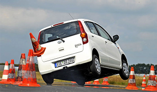 Тест японского Daihatsu испортил "лось" Тест японского Daihatsu испортил "лось"