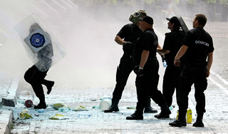 В Варшаве полиция взяла штурмом рынок В Варшаве полиция взяла штурмом рынок