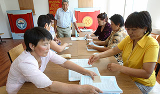 В Киргизии проходят выборы президента В Киргизии проходят выборы президента