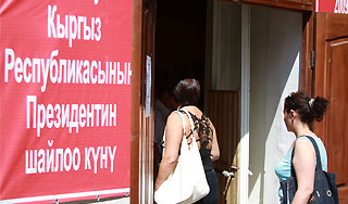 Выборы в Киргизии осложнил скандал Выборы в Киргизии осложнил скандал