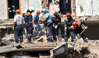 Под домом в Астрахани погибли пять человек Под домом в Астрахани погибли пять человек