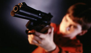 Ребенок выстрелил в грудь младшей сестры Ребенок выстрелил в грудь младшей сестры