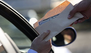 Названа средняя стоимость взятки в России Названа средняя стоимость взятки в России