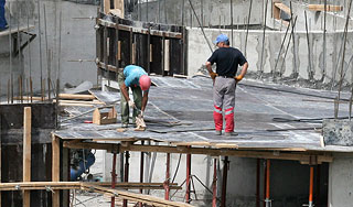 На стройплощадке рабочих придавило плитой На стройплощадке рабочих придавило плитой