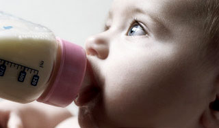 Мать напоила грудную дочь пивом Мать напоила грудную дочь пивом