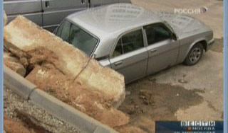 Бетонный забор упал на московские машины Бетонный забор упал на московские машины