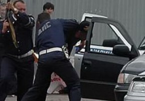 Водитель пытался зарезать инспектора ДПС