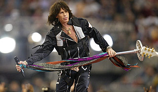 Стив Тайлер упал со сцены во время концерта Стив Тайлер упал со сцены во время концерта