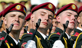 Украина решила сэкономить на военных Украина решила сэкономить на военных