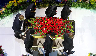 Семья тайно похоронила Майкла Джексона Семья тайно похоронила Майкла Джексона