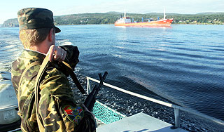 Пограничники обстреляли грузинский корабль Пограничники обстреляли грузинский корабль