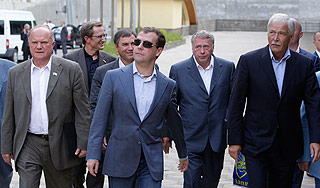 Медведев повел политиков в горы Медведев повел политиков в горы