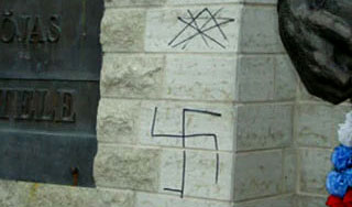 В Эстонии осквернили "Бронзового солдата" В Эстонии осквернили "Бронзового солдата"