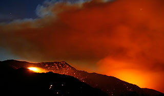 Жители США спасаются от лесного пожара Жители США спасаются от лесного пожара