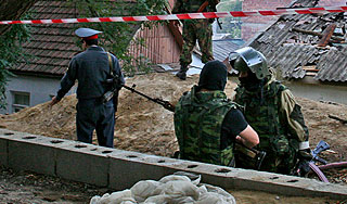 Снайперы устроили охоту на милиционеров Снайперы устроили охоту на милиционеров