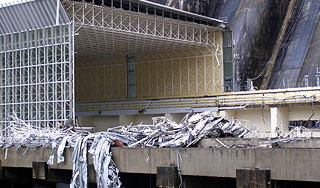 На затопленной ГЭС ищут пропавших людей На затопленной ГЭС ищут пропавших людей