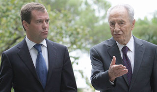 Медведев призвал не "извращать историю" Медведев призвал не "извращать историю"