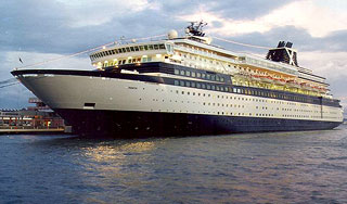 В Швеции загорелся паром с сотнями людей В Швеции загорелся паром с сотнями людей