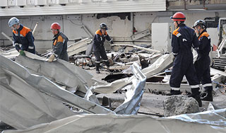 Под завалами ГЭС ищут живых среди мертвых Под завалами ГЭС ищут живых среди мертвых