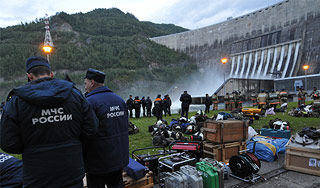 Число жертв аварии на ГЭС быстро растет Число жертв аварии на ГЭС быстро растет