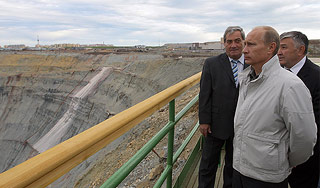 Путин нашел в Якутии первый алмаз Путин нашел в Якутии первый алмаз