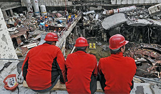 На аварийной ГЭС пропали трое рабочих На аварийной ГЭС пропали трое рабочих