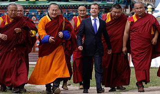 Монахи напоили Медведева чаем Монахи напоили Медведева чаем