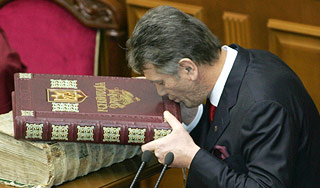 Ющенко вынес Конституцию на обсуждение Ющенко вынес Конституцию на обсуждение