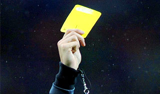 Футболист сломал арбитру челюсть Футболист сломал арбитру челюсть