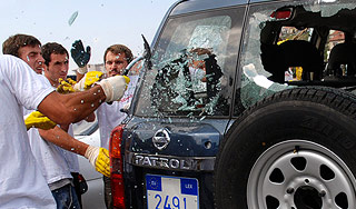 Косовские албанцы напали на миссию ЕС Косовские албанцы напали на миссию ЕС