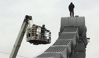 На Крымском Мосту поймали самоубийцу На Крымском Мосту поймали самоубийцу