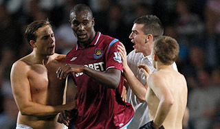 Футбольные фанаты разгромили улицы Лондона Футбольные фанаты разгромили улицы Лондона