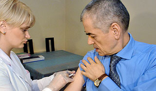 Онищенко испытает вакцину А/H1N1 на себе Онищенко испытает вакцину А/H1N1 на себе
