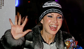 Светская львица Бледанс одевается на рынке Светская львица Бледанс одевается на рынке