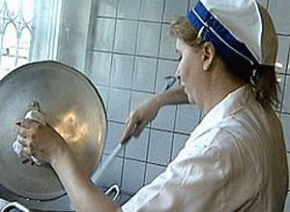 Стариков и больных кормили испорченными продуктами